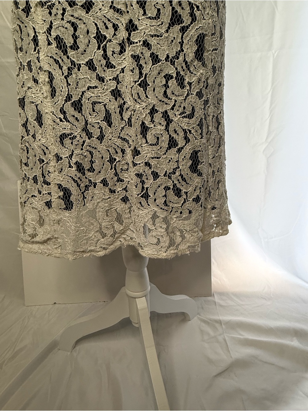 Victoria’s Secret Overlay Bow-Trim Sheath Dress in White and Black - Picture 7 of 10